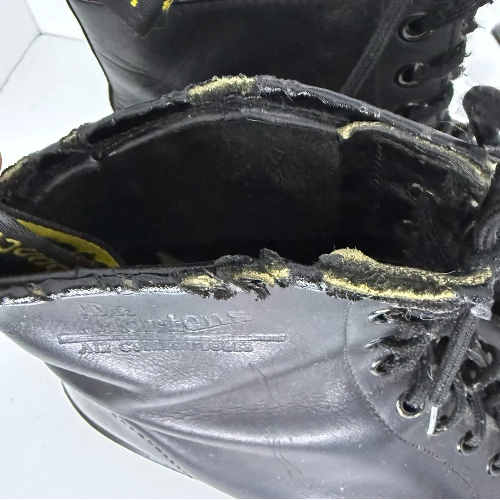 Dr.‎ Martens Air Wair Original Lace Up Black Boot Mens Size 8 or Womens size 10